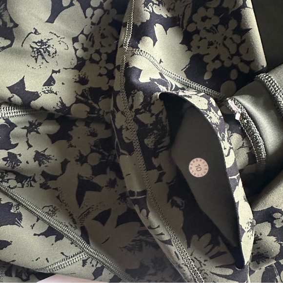 •LULULEMON• Everlux In Movement 25” Efflorescent Pattern EUC size 10 Green/Black - Picture 10 of 10